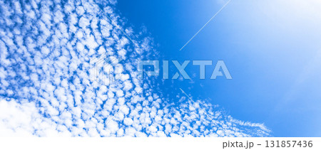 青空と白い雲のシンプルな風景 青空と白い雲のシンプルな風景 131857436