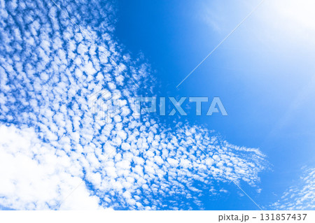 青空と白い雲のシンプルな風景 131857437