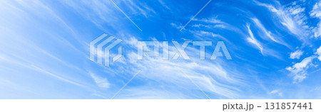 青空と白い雲のシンプルな風景 青空と白い雲のシンプルな風景 131857441