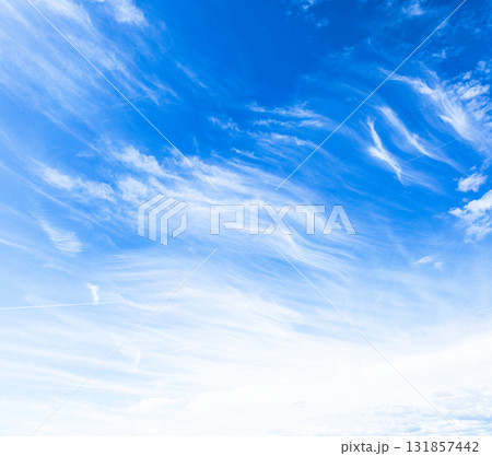 青空と白い雲のシンプルな風景 青空と白い雲のシンプルな風景 131857442