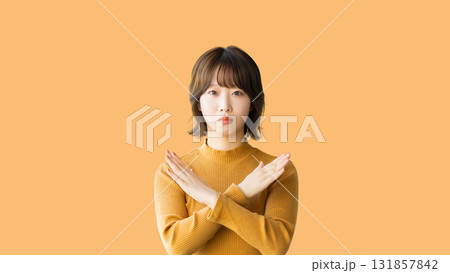 手でバツのポーズをする困った表情の女性 131857842