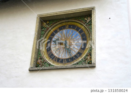 タリン旧市街の聖霊教会の大時計 タリン旧市街の聖霊教会の大時計 131858024