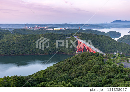志摩スペイン村を望む朝焼けの的矢湾 131858037