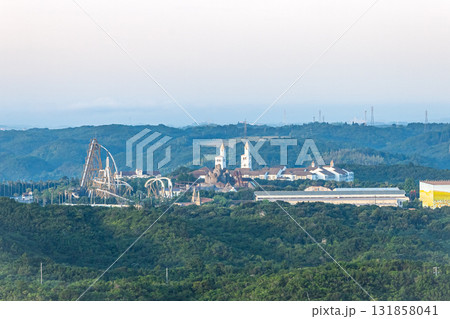 朝焼けの中伊勢スペイン村を望む 131858041