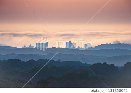朝焼けと朝靄の中ホテル群シルエットを見る志摩磯部町風景 131858042