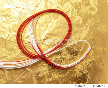 紅白水引と金箔が彩る華やかで洗練された年末年始デザイン 紅白水引と金箔が彩る華やかで洗練された年末年始デザイン 131858244