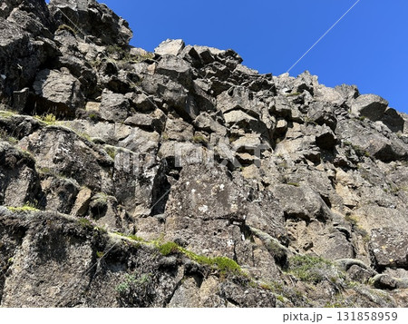 アイスランドの世界遺産、シングヴェトリル国立公園の大地の裂け目のゴツゴツした岩です。 131858959