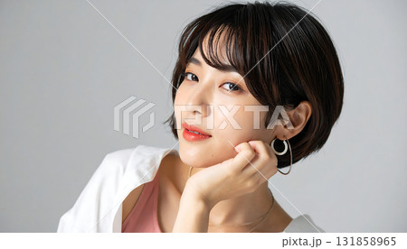 白いシャツと透明感ある肌が調和する微笑むアジア系女性の優雅さ「AI生成画像」 131858965