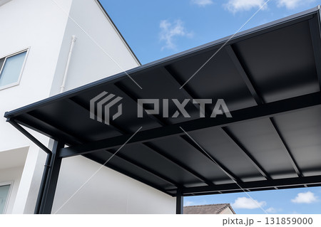 白い外壁の建物と調和するブラックポリ屋根のモダンカーポート「AI生成画像」 131859000