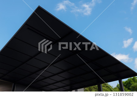 ブラックポリカーボネート屋根カーポートが映える晴天のモダンデザイン風景「AI生成画像」 131859002