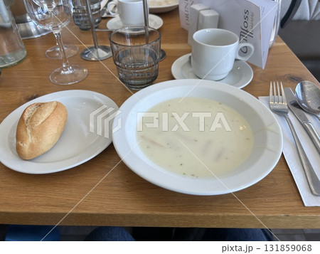 アイスランドのグトルフォスの滝の近くのローカルレストランのランチのスープとパンです。 アイスランドのグトルフォスの滝の近くのローカルレストランのランチのスープとパンです。 131859068