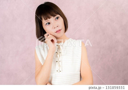 悩む女性 悩む女性 131859331