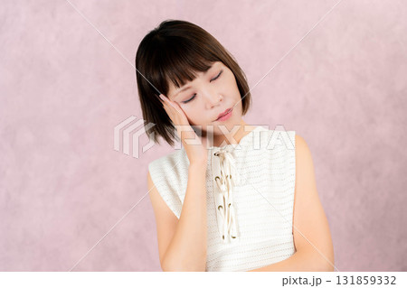 悩む女性 131859332