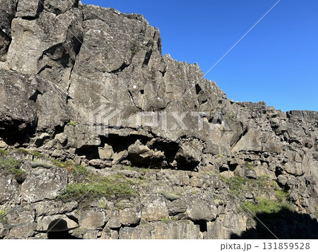 アイスランドの世界遺産、シンクヴェトリル国立公園の大地の裂け目に生まれたゴツゴツした岩です。 131859528