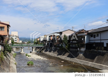 飛騨高山 古い町並の近くを流れる宮川 飛騨高山 古い町並の近くを流れる宮川 131859631