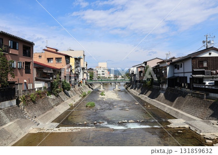 飛騨高山 古い町並の近くを流れる宮川 飛騨高山 古い町並の近くを流れる宮川 131859632