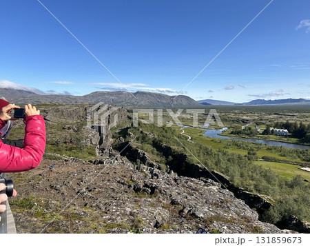 アイスランドの世界遺産、シンクヴェトリル国立公園の大地の裂け目の岩と湿地帯です。 131859673