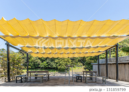 黄色いテントのテラス 黄色いテントのテラス 131859799