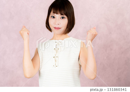 ガッツポーズをする女性 ガッツポーズをする女性 131860341