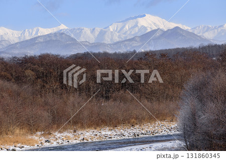 北海道平取町、幌尻岳と額平川【12月】 131860345