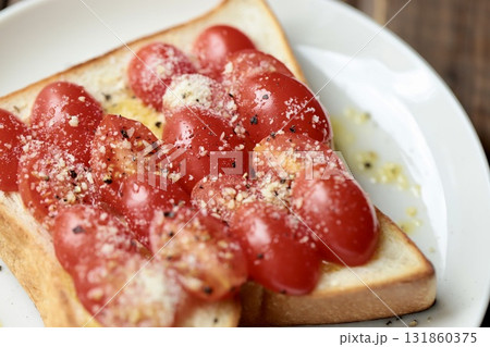 オリーブオイルと粉チーズのトマトサラダトースト 131860375