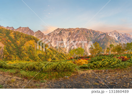 紅葉の八方山早朝ハイキングと北アルプス朝焼け 131860489