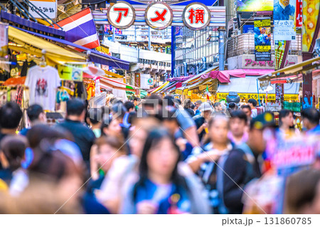 日本の東京都市景観インバウンド続く…外国人観光客らで賑わうアメ横などを望む 日本の東京都市景観インバウンド続く…外国人観光客らで賑わうアメ横などを望む 131860785