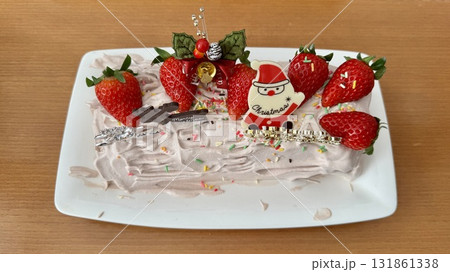 子供がデコレーションしたブッシュドノエル風クリスマスケーキ 子供がデコレーションしたブッシュドノエル風クリスマスケーキ 131861338