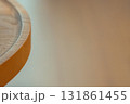 木のぬくもりを感じるちゃぶ台の縁 131861455