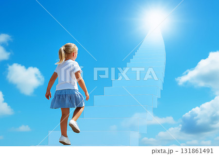 天空に続く階段を登る少女 131861491
