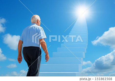 天空に続く階段を登るシニア男性 131861508
