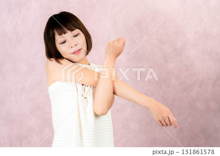 腕伸ばしをする女性 131861578