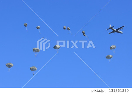 輸送機から飛び出す空挺隊員 落下傘降下 特殊部隊 空挺降下 輸送機から飛び出す空挺隊員 落下傘降下 特殊部隊 空挺降下 131861859