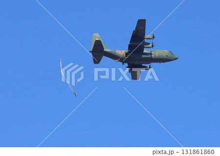 輸送機から飛び出す空挺隊員　落下傘降下　特殊部隊　空挺降下 131861860