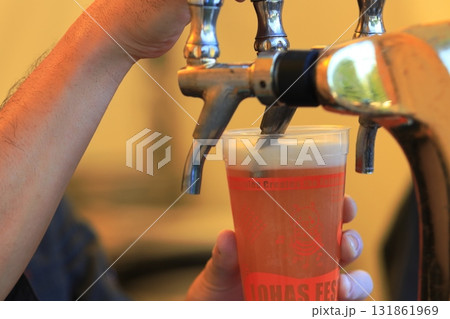 タップから注がれるビール　クラフトビール　ドラフトビール 131861969