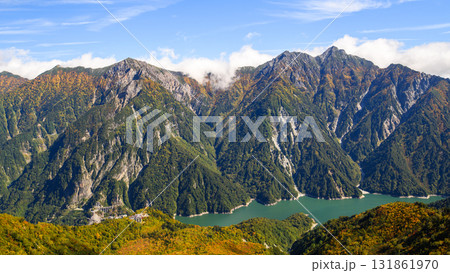 立山ロープウェイ　大観峰より望む黒部湖と針ノ木岳、スバリ岳、赤沢岳、鳴沢岳　富山県 131861970
