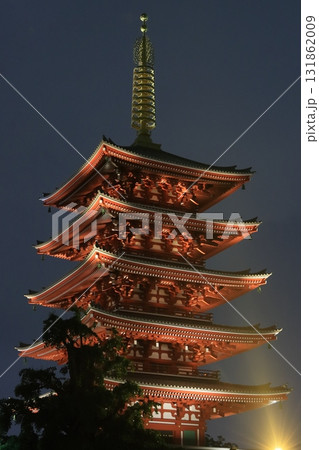 ライトアップされた浅草寺の五重塔 131862009