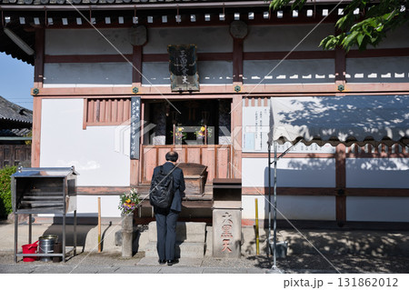 東寺さん　いつもの日常　三面大黒天堂にお参りをする 131862012