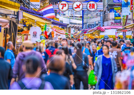 日本の東京都市景観10月10日。インバウンド続く…外国人観光客らで賑わうアメ横などを望む 131862106