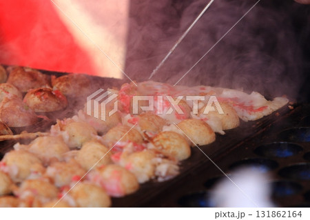 タコ焼き　アツアツ　焼き立て　テイクアウト 131862164