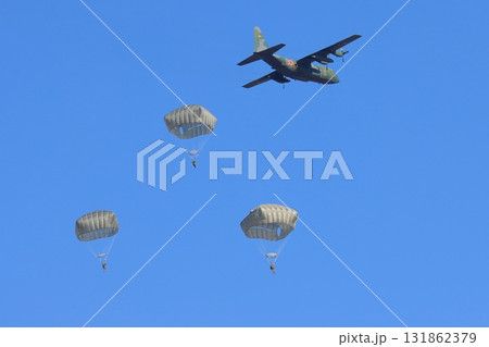 輸送機から飛び出す空挺隊員　落下傘降下　特殊部隊　空挺降下 131862379