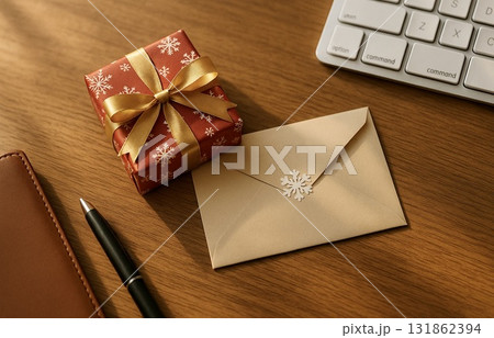 机の上のプレゼントとメッセージカード 131862394