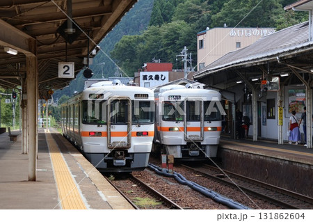 下呂駅に停車するJR高山本線の上下列車 下呂駅に停車するJR高山本線の上下列車 131862604