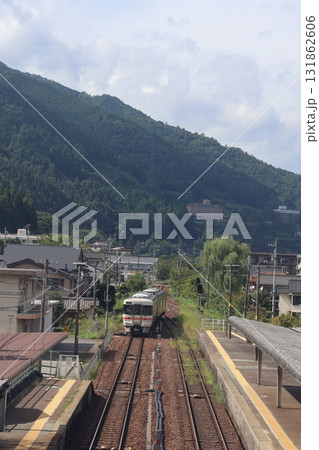 下呂駅を出発するJR高山本線の列車 下呂駅を出発するJR高山本線の列車 131862606