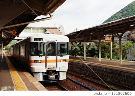 下呂駅に到着するJR高山本線の列車 下呂駅に到着するJR高山本線の列車 131862609