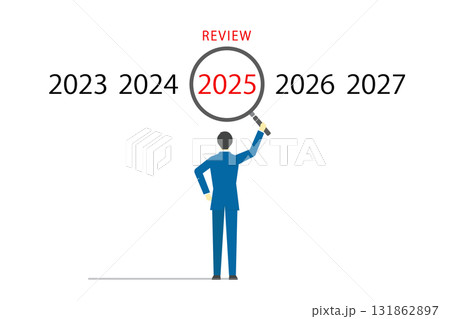 虫眼鏡で2025年のレビューを分析するビジネスマンのイラスト 131862897
