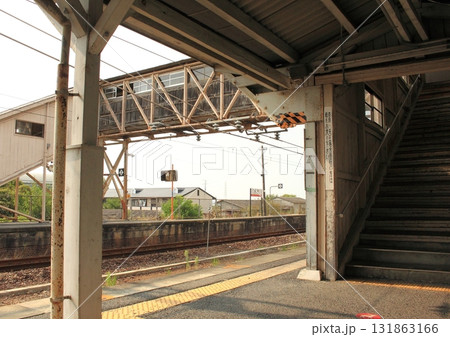 奈良盆地を走る　JR桜井線の難読駅『櫟本駅（いちのもとえき）』 131863166
