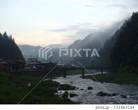 長良川上流、静寂の山里に流れる清流 長良川上流、静寂の山里に流れる清流 131863184