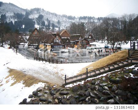 岐阜県の白川郷のせせらぎ公園駐車場（古太神前ロータリー） 131863403