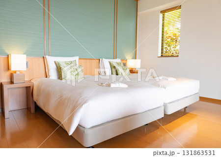 南国のハイビスカス柄のファブリックが上品なリラックスできるホテルの客室・ツインベッド（沖縄県宮古島市 131863531